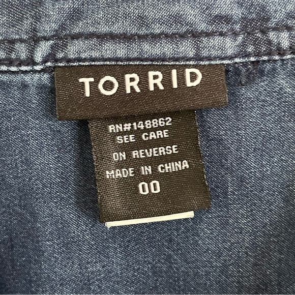 Torrid Taylor Medium Wash Denim Button-Down Shirt in 00 (Medium/Large Size 10) - Picture 7 of 16